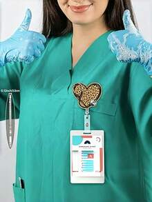 Muroi Mono Leoparden-Muster Herz Glitzer Acryl Ausziehbarer Ausweishalter, süßer Krankenschwester-Ausweishalter mit Alligatorclip, ausziehbarer Namensschild-Halter, ausziehbarer Ausweisclip, Krankenschwester-Ausweishalter, süße Ausweishalter für Krankenschwestern, Lehrer, Studenten, mehrere Designs erhältlich (Schleife, Gans, Erdbeere), DIY Valentinstag Ausweisclip, Ausweishalter, Ausweishalter für die Arbeit, ideales Geschenk zum Vatertag, Geburtstag, Krankenschwester-Wertschätzungswoche & medizinisches Personal - Mehrfarbig - Übersicht 3