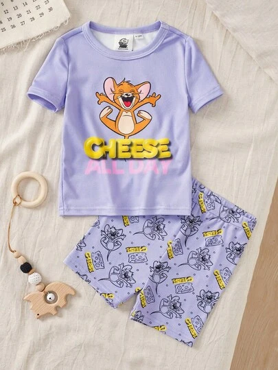 TOM & JERRY X SHEIN Bộ đồ ngủ cho bé gái gồm áo tay ngắn cổ tròn in chữ hoạt hình dễ thương và quần short kiểu dáng thoải mái.