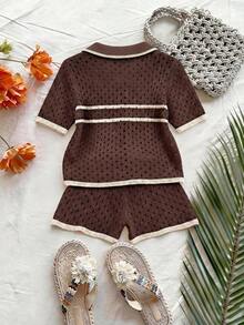 SHEIN Holidaya Set nou de 2 piese pentru femei, pentru vacanță la plajă, culoare caisă, cu textură goală, guler contrastant, relaxat, tiv retro, casual, moale, confortabil, design de înaltă calitate, cardigan cu guler polo de zi cu zi și pantaloni scurți cu șnur. - cafea maro - Vizualizare 2