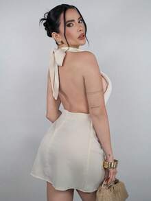 Dania Mndz Shop 极简主义高端露背交叉杏色迷你褶皱连衣裙 - 杏色 - 查看 5