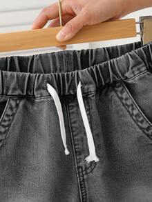 青少年男童夏季弹力腰带抽绳休闲水洗蓝直筒宽松牛仔百慕大短裤，适合度假、日常穿着、上学、通勤、聚会、居家、节日等场合。 - 灰色 - 查看 4