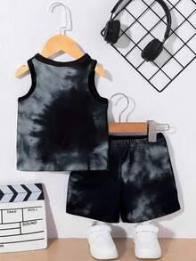 2 piezas Conjunto de ropa para bebé niño con estampado tie-dye, chaleco sin mangas con patrón numérico deportivo de moda + pantalones cortos a juego con estampado tie-dye, adecuado para salidas de verano - Multicolor - Ver 2