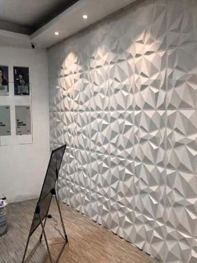 Tấm ốp tường trang trí họa tiết kim cương 3D này có khả năng chống thấm nước, chống ẩm và chống cháy, với hiệu ứng lập thể mạnh mẽ. Sản phẩm dễ sử dụng và có thể dễ dàng thay đổi trang trí tường nội thất (tương tự như giấy dán tường). Thích hợp cho việc trang trí nhà mới, cũng như cải tạo tường phía sau TV, phòng khách, nhà bếp và phòng tắm trong nhà cũ và nhà thuê.