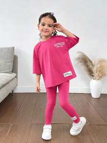SHEIN 女童&女童 2件組字母印花落肩圓領T恤與長褲，夏季運動休閒母女套裝 - 玫紅色 - 查看 2