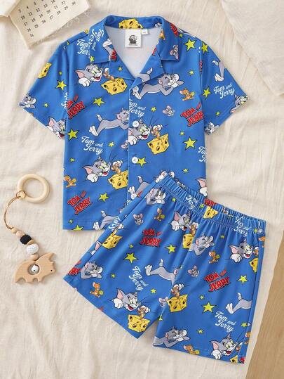 TOM & JERRY X SHEIN Bộ đồ ngủ bé trai in hình hoạt hình, gồm áo tay ngắn cài cúc một hàng và quần short.