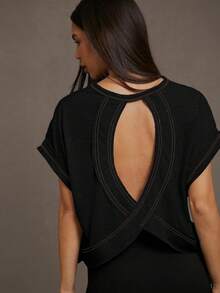 SHEIN Essnce Áo thun ngắn tay màu đen hở lưng, thoải mái, rộng rãi, cơ bản, dành cho nữ cỡ lớn, thời trang xuân/hè, thích hợp mặc hàng ngày, đi chơi, phong cách đường phố, áo hè màu đen dễ thương. - màu đen - Xem 4