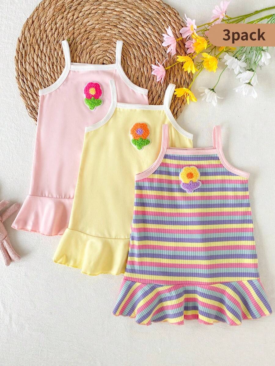 SHEIN Playful Pals 这款女童三件套吊带连衣裙，柔软舒适，简约清新，色彩缤纷，是夏季的理想之选。款式甜美俏皮，充满童趣。采用厚度适中的针织面料，A字鱼尾裙摆，饰以水果印花图案，荷叶边裙摆更添灵动可爱。适合日常外出、亲子活动、亲子装扮、居家休闲、参加派对和夏季花园聚会等各种场合。