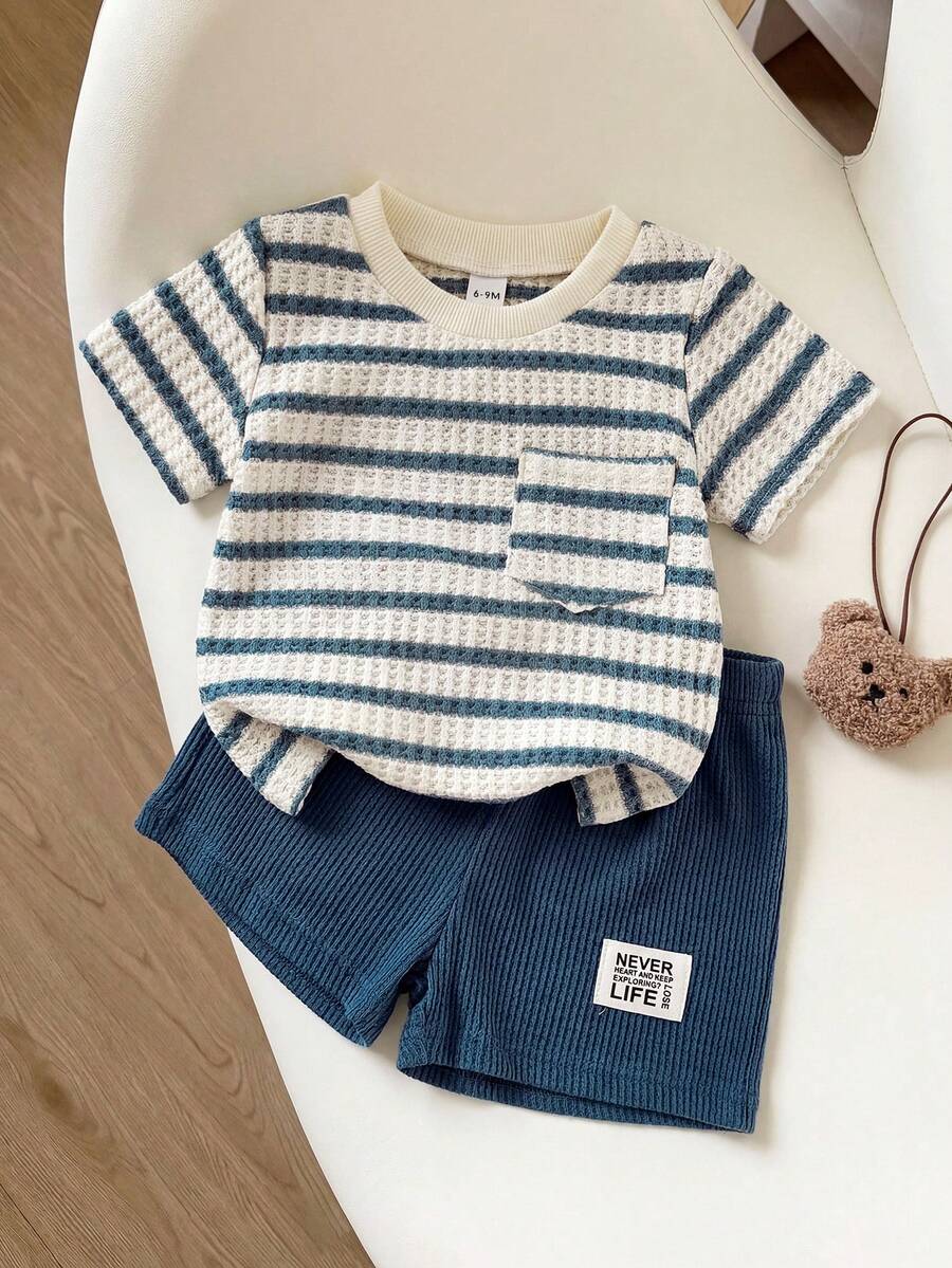 SHEIN Vintaside Kids 2件組 幼兒男嬰藍白條紋華夫格針織口袋圓領T恤與彈性腰圍短褲套裝 夏季休閒海灘時尚