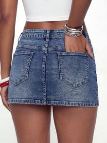 ROMWE Avant Váy denim mini cạp siêu thấp với huy hiệu thể thao nữ thêu số. - Màu xanh lam - Xem 5