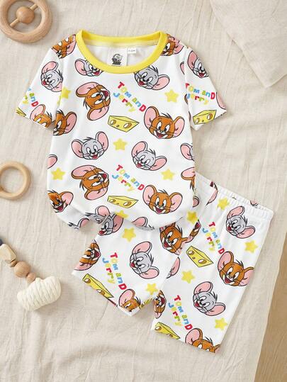 TOM & JERRY X SHEIN Bộ đồ mặc nhà thoải mái cho bé trai in chữ hoạt hình, gồm áo cổ tròn tay ngắn và quần short.