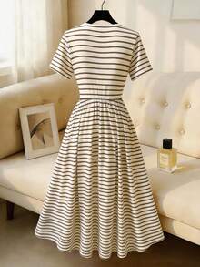 Franclia Đầm kẻ sọc vintage mới mùa xuân/hè, siêu co giãn, thiết kế cổ chữ V, eo xoắn, ôm sát tôn dáng, thanh lịch, phong cách retro giản dị, phù hợp cho mặc hàng ngày, đi làm, đi nghỉ mát, dự tiệc và các dịp khác. - Màu be - Xem 2