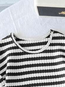 SHEIN Set elegante da ragazza per vacanze casual, composto da top a maniche corte con arricciature e pantaloni abbinati, in maglia jacquard a righe. Set di abbigliamento a righe, in bianco e nero, due pezzi a righe, pantaloni a righe, top a righe, set da ragazza, outfit estivi da ragazza, set di pantaloni da ragazza per primavera ed estate - nero - Visualizzare 3