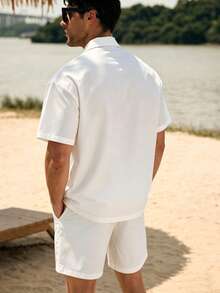 ZELFYO Conjunto de playa para hombre con camisa de manga corta de un solo color con botones y pantalones cortos con cordón en la cintura - Blanco - Ver 2