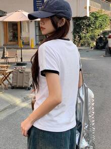 DAZY 女款對比色字母貼帶裝飾休閒街頭風運動短袖T恤，校園風 - 白色 - 查看 4