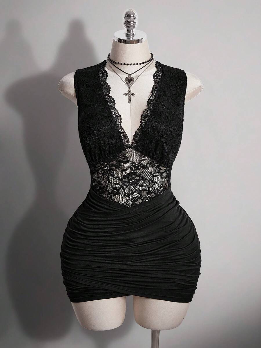 SHEIN ICON 大尺碼V領交叉下擺蕾絲貼身洋裝,Y2K哥德復古喇叭袖蕾絲洋裝,黑色夏季夜出門穿搭 - 黑色 - 查看 1