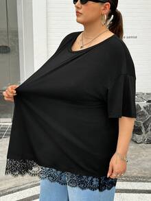 SHEIN CURVE+ Áo thun dài tay ngắn màu đen viền ren, kiểu dáng đơn giản, thoải mái, rộng rãi, dễ mặc cho nữ cỡ lớn, thời trang xuân/hè, thích hợp mặc hàng ngày. Áo kiểu dáng đơn giản, thích hợp mặc ngoài trời. Phong cách mùa hè cỡ lớn. - màu đen - Xem 3
