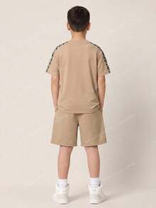 SHEIN 2件組兒童青少年男孩米色夏季街頭風城市度假運動短褲套裝，休閒寬鬆短袖圓領圖案與復古側印套裝 - 卡其色 - 查看 3