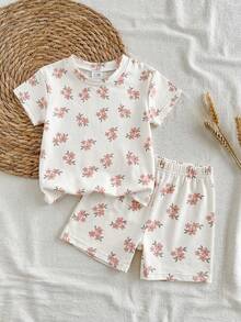 SHEIN Vintaside Kids Abygirl 嬰兒女童白色可愛夏季家庭套裝 花卉印花圓領短袖 T 恤與休閒短褲套裝 時尚嬰兒女童服飾 - 杏色 - 查看 1