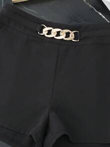 SHEIN Franclia Pantalones cortos de talle alto con diseño de cinturón con cadena metálica, adecuados para uso diario, ir al trabajo, citas casuales - Pantalones cortos elegantes, estilizadores y que alargan las piernas, hechos de tela de traje. Pantalones cortos con hebilla. Pantalones cortos para outfits de mujer. Pantalones cortos para mujer. Mejor atuendo. 1 pieza de pantalones cortos para mujer - Negro - Ver 8