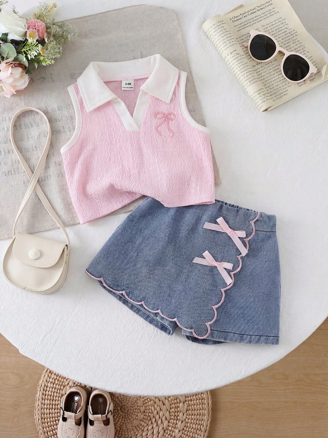 SHEIN Playful Pals طقم بنات صغيرات بأكمام قصيرة بدون أكمام، ملابس علوية وردي فاتح + تنورة جينز زرقاء فاتحة. تصميم بولو مطاطي محبوك مع تطريز فيونكة صيفي لطيف