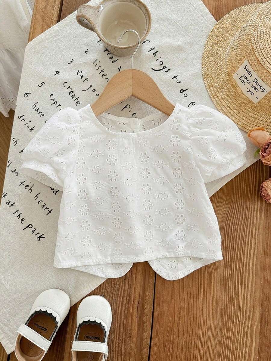 SHEIN LMoss Kids 这款女婴连体衣可爱百搭,休闲印花翻领衬衫,后背镂空设计,非常适合日常穿着。舒适、休闲又时尚,适合秋冬季节、生日派对、聚会、演出、婚礼、洗礼、学校典礼、室内外活动、日常生活、运动、玩耍、拍照、度假等场合。春夏季节也同样适合。 - 白色 - 查看 1