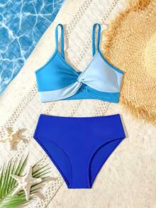 SHEIN Bộ bikini cho bé gái tuổi teen, kiểu dáng tối giản tươi mát với áo phối màu xanh tương phản và thiết kế xoắn phía trước, cổ chữ V, dây mảnh, quần cạp cao màu xanh navy trơn, 2 mảnh, chất liệu vải dệt kim, thời trang, thoải mái, thanh lịch, thích hợp cho bơi lội, kỳ nghỉ hè, bãi biển, hồ bơi, tiệc tùng, kỳ nghỉ thư giãn, đồ bơi hai mảnh kiểu yếm. - Nhiều màu - Xem 8