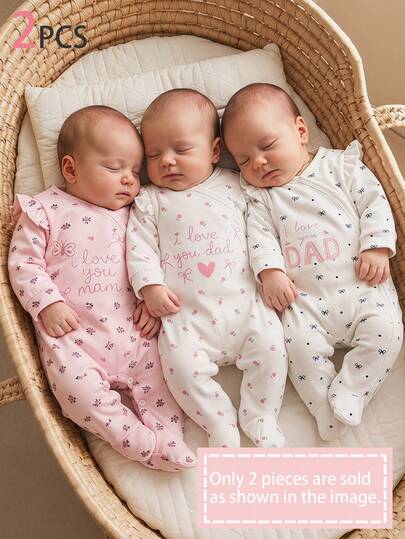 两件套新生儿睡衣，圆领长袖连脚裤，四季皆宜，粉白相间，精致花卉字母印花，休闲家居服，柔软透气高品质面料，舒适时尚，荷叶边蝴蝶结装饰，前开襟按扣设计，婴儿睡衣必备单品。