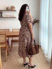 Enliva Đầm ngắn tay cổ chữ V in họa tiết da báo dành cho nữ cỡ lớn, kiểu dáng thanh lịch. - Nhiều màu - Xem 2