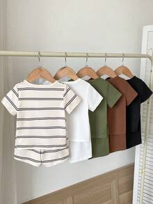 SHEIN Playful Pals 2件套婴儿/幼儿男童休闲纯色日常穿着圆领短袖T恤和短裤套装，5种颜色组合，适合夏季穿着 - 軍綠色 - 查看 2