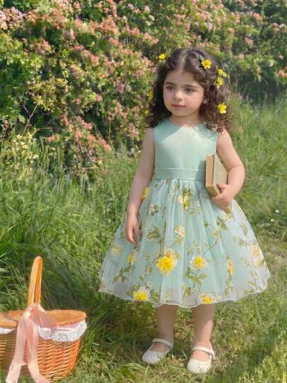 SHEIN Glamorique Kids Đầm công chúa cho bé gái, đầm dự tiệc sinh nhật, đầm cưới, đầm dạ hội, chất liệu satin, không tay, màu xanh lá cây nhạt, chân váy lưới hoa nhiều lớp, kiểu dáng Trung Đông & Châu Âu, nơ sau lưng.