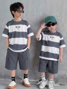 SHEIN Bộ 2 món đồ cho bé trai tuổi teen, phong cách Hàn Quốc, thoải mái, thời trang, tối giản, kẻ sọc và in họa tiết, gồm áo thun và quần short cargo. Thích hợp để mặc cùng áo hoodie hình nhện, áo hoodie có khóa kéo, áo hoodie trẻ em, trang phục trẻ em, quần áo bé trai, đi học, tựu trường, bộ đồ bé trai, trang phục hàng ngày, đi học, du lịch, thể thao, mùa xuân/hè. - Xám - Xem 1