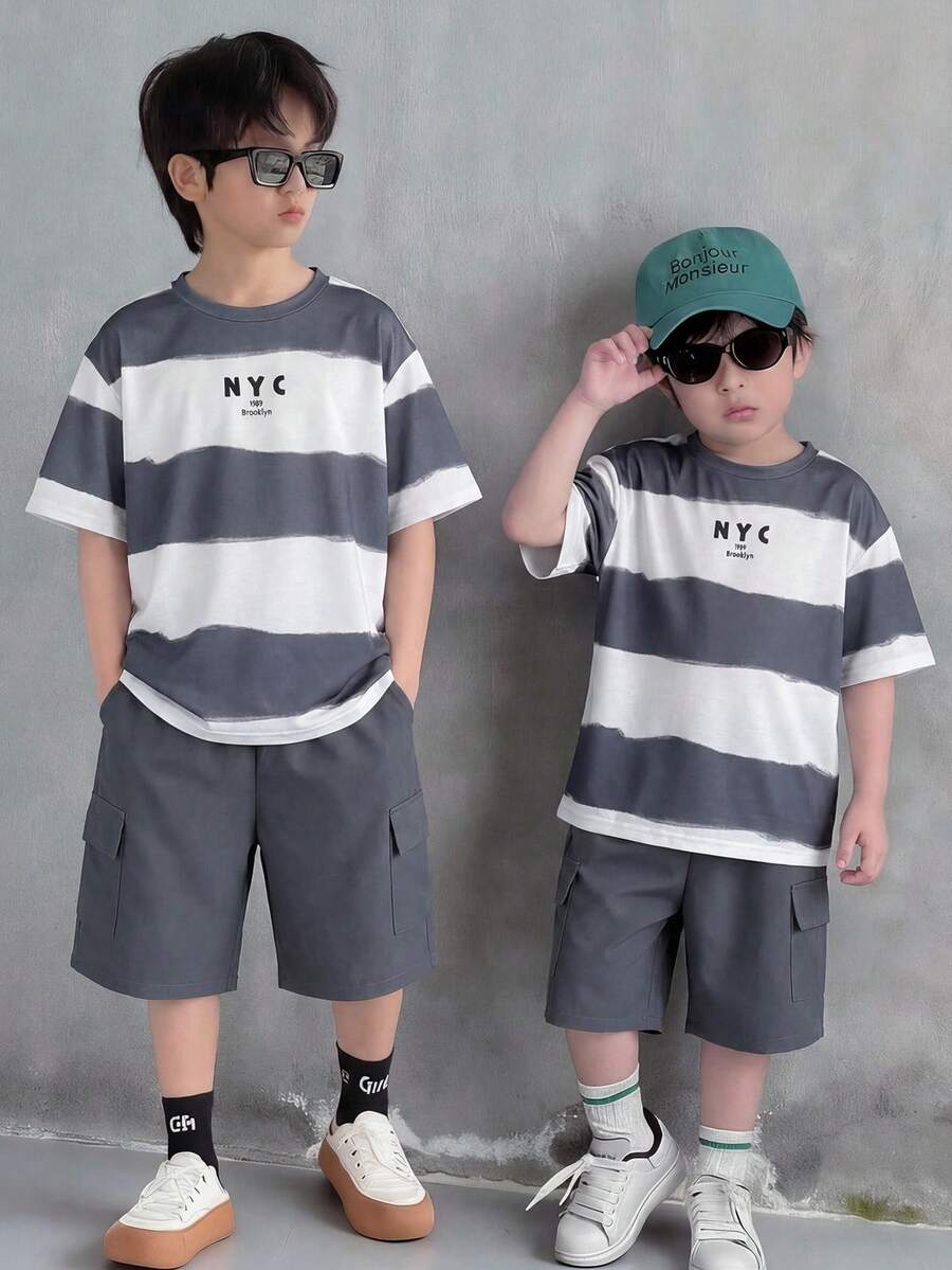 SHEIN Bộ 2 món đồ cho bé trai tuổi teen, phong cách Hàn Quốc, thoải mái, thời trang, tối giản, kẻ sọc và in họa tiết, gồm áo thun và quần short cargo. Thích hợp để mặc cùng áo hoodie hình nhện, áo hoodie có khóa kéo, áo hoodie trẻ em, trang phục trẻ em, quần áo bé trai, đi học, tựu trường, bộ đồ bé trai, trang phục hàng ngày, đi học, du lịch, thể thao, mùa xuân/hè. - Xám - Xem 1