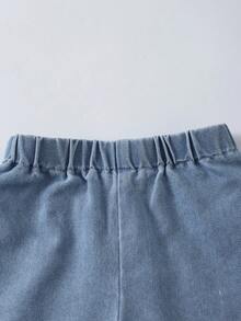 SHEIN 女童休闲宽松水洗牛仔背带裤，饰以通体花卉印花，搭配宽松直筒牛仔短裤，弹性腰带设计，时尚百搭，适合春夏穿着，日常穿着、拍照、外出、派对等场合，2026 新款上市。 - 淺色水洗藍 - 查看 8