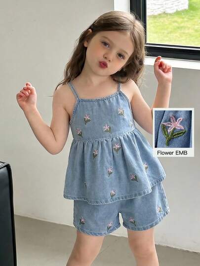 SHEIN Vintaside Kids Bộ quần yếm denim dáng rộng thoải mái cho bé gái, chất liệu denim đã qua xử lý, in họa tiết hoa khắp thân quần, kết hợp với quần short denim ống đứng dáng suông có chun co giãn, tạo nên một bộ trang phục thời trang và đa năng cho mùa xuân/hè, phù hợp cho mặc hàng ngày, chụp ảnh, đi chơi, dự tiệc. Mẫu mới năm 2026.