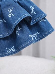 SHEIN Falda de volantes de denim azul con decoración de lazo blanco para niñas bebé, con pantalones cortos triangulares suaves y cómodos, ligeros para primavera y verano - Azul - Ver 3