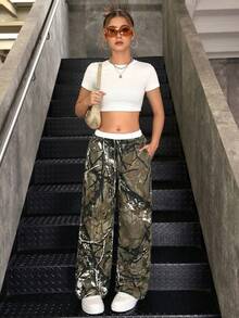 SHEIN Quần jeans ống rộng kẻ sọc phong cách Y2K dành cho nữ tuổi teen, xu hướng mùa thu, với cạp quần tương phản và thiết kế 2 trong 1. Phong cách đường phố Y2K rộng rãi, thoải mái và sành điệu, phù hợp cho mùa xuân và mùa hè, thanh lịch và trang phục đi nghỉ mát, nghỉ xuân hè, đi biển, thoải mái và sành điệu, phong cách đường phố, mùa hè, phù hợp cho mùa xuân và mùa hè, thanh lịch và trang phục đi nghỉ mát, nghỉ xuân hè, đi biển, lễ hội, tiệc tùng, đám cưới, lễ tốt nghiệp, dạ hội, sinh nhật, kỳ nghỉ thường ngày. - Nhiều màu - Xem 2