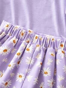 SHEIN Genkimix Kids Toddler Young Girl Fashion Minimalist Big Floral Print Purple Round Neck Short Sleeve T-Shirt Paired With Daisy Asymmetric Shorts Set, Spring Casual Outfit - Multicolor - View 6
