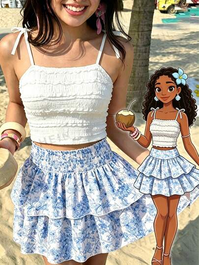 SHEIN Sparklyn Bộ 2 món dành cho tuổi teen, thích hợp cho kỳ nghỉ xuân/hè: Áo hai dây xếp ly màu trắng và chân váy ngắn in họa tiết màu xanh.