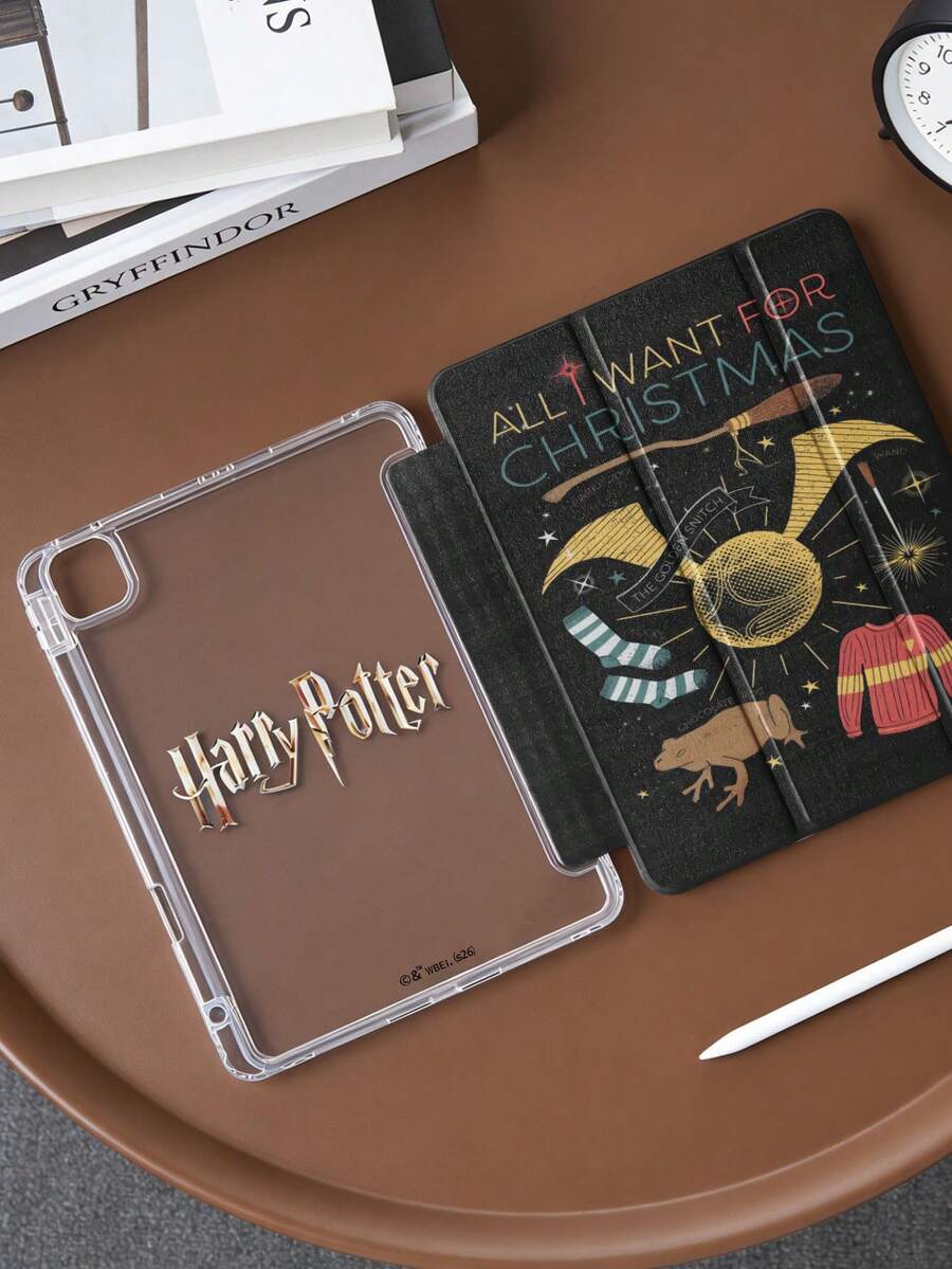 HARRY POTTER X SHEIN 这款透明亚克力三折双面印刷蝙蝠扫帚图案保护套,兼容 iPad Mini 6/ Mini 7/Air/Air 2/9.7/10.5/10.2/Air 4/Air 5/10.9/Pro 11/10/2024 Air 11 (M2)/Pro 11 (M4) 2024/Air 11 英寸 (M3) 2025/iPad (A16) 11 英寸第 11 代 2025 款。高透明度保护套,产品不含触控笔。部分型号的保护套框架内设有触控笔插槽。 - 彩色 - 查看 1