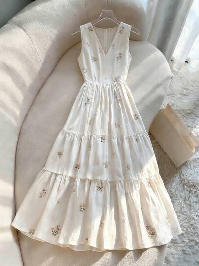 Franclia 这款连衣裙采用法式浪漫风格，V领设计凸显颈部线条，收腰设计提升身材比例，层叠裙摆勾勒出优雅飘逸的廓形。精致的小碎花图案增添了一丝清新轻盈之感，使其适合日常穿着、约会以及其他夏季场合。它是打造清爽宜人造型的绝佳之选。