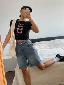 Livesso Shorts Denim Retos de Cinco Pontas com Bigode de Gato e Raio para Mulheres, Verão - Lavagem Média - Visão 3