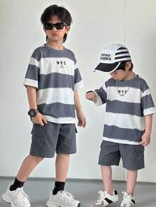 SHEIN Bộ 2 món đồ cho bé trai tuổi teen, phong cách Hàn Quốc, thoải mái, thời trang, tối giản, kẻ sọc và in họa tiết, gồm áo thun và quần short cargo. Thích hợp để mặc cùng áo hoodie hình nhện, áo hoodie có khóa kéo, áo hoodie trẻ em, trang phục trẻ em, quần áo bé trai, đi học, tựu trường, bộ đồ bé trai, trang phục hàng ngày, đi học, du lịch, thể thao, mùa xuân/hè. - Xám - Xem 5