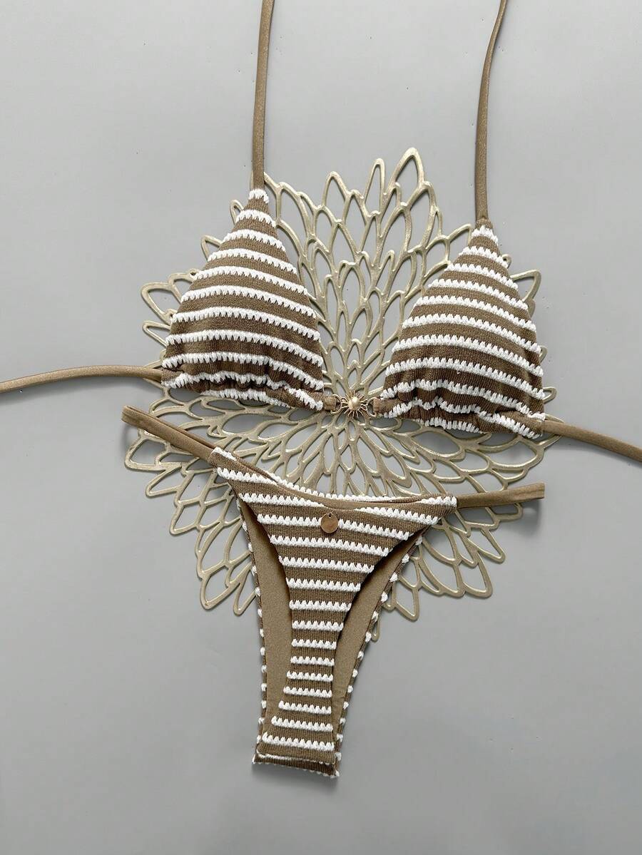SHEIN Swim Mod Bộ bikini hai mảnh nữ size 26SS Xuân/Hè mới, chất liệu vải kẻ sọc có họa tiết, trang trí kim loại, cổ chữ V, hở lưng, kiểu tam giác, dây quấn, xếp ly, thích hợp cho kỳ nghỉ biển. - Nhiều màu - Xem 1