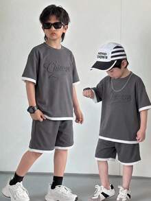 SHEIN Conjunto de 2 piezas de camiseta y pantalones cortos casuales para niños y preadolescentes, gris oscuro, ropa de calle de verano, escuela, vuelta al colegio, actividades al aire libre, vacaciones de verano, playa, salidas - Gris Oscuro - Ver 7