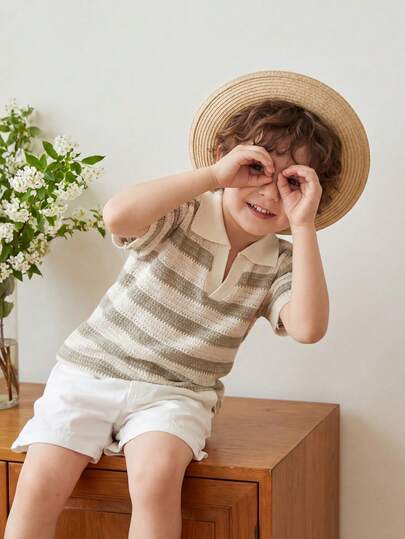 SHEIN Vintaside Kids Áo Polo tay ngắn cổ chữ V kẻ sọc jacquard phong cách học sinh thường ngày dành cho bé trai 4-7 tuổi, thích hợp mặc vào mùa xuân và mùa hè. Chiếc áo Polo năng động này không chỉ phù hợp để mặc đến trường mà còn thích hợp để mặc ở nhà. Dù là đi học hay ở nhà, các bé trai đều có thể mặc chiếc áo thoải mái, dễ chịu và thanh lịch này. Chiếc áo đa năng và bền bỉ này phù hợp với nhiều dịp trong cuộc sống hàng ngày và các buổi tụ họp của các bé trai. Giúp các bé luôn thời trang và thoải mái, tràn đầy niềm vui và sức sống khi ở bên gia đình ấm áp!