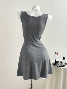 Vestido de verano ajustado sin mangas con parches de encaje de unicolor - Gris - Ver 2