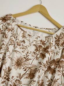 SHEIN LUNE CURVE Áo kiểu nữ cỡ lớn tay ngắn in họa tiết hoa lan, thắt nơ. - Cà phê nâu - Xem 4