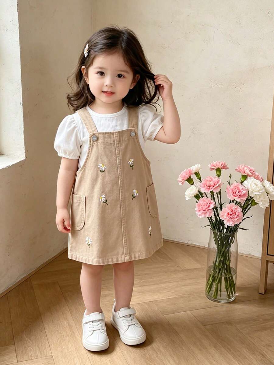 SHEIN Playful Pals 女婴休闲牛仔背带裙，春夏秋冬皆宜，中蓝色牛仔布搭配白色雏菊刺绣，对称口袋设计，面料柔软舒适，时尚日常穿着