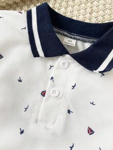 SHEIN Streecool Kids 小男孩 Polo 衫，白色夏季家庭度假套裝，小鳥、帆船、棕櫚樹印花，羅紋領，對比袖口，海灘度假風 - 白色 - 查看 6