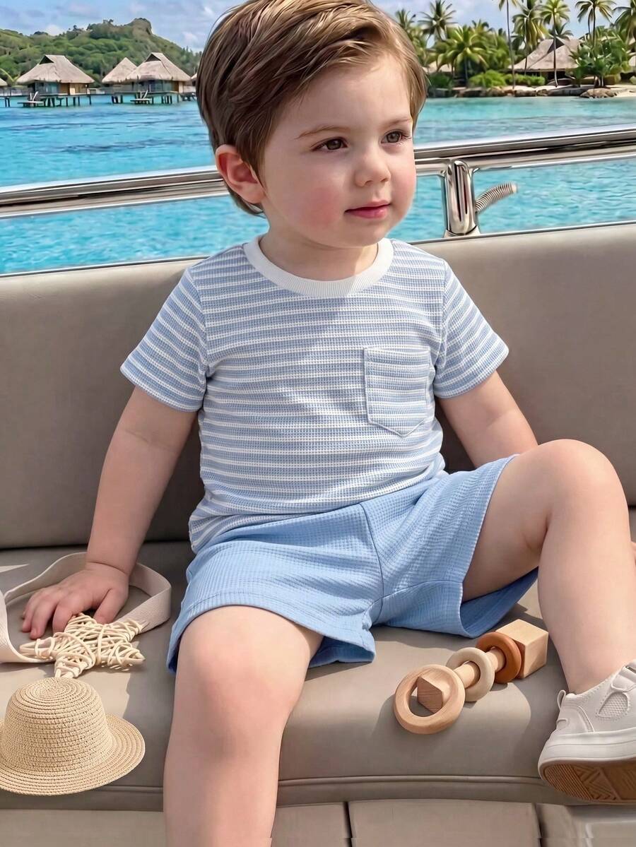 Souflis Souflis 2件套幼儿男童时尚针织蓝白条纹华夫格纹口袋圆领短袖T恤和浅蓝色弹力腰纯色短裤套装，夏季 - 彩色 - 查看 1